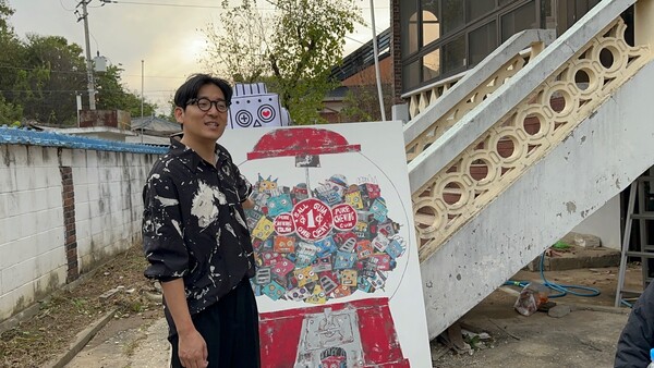 작품을 설명하는 애니쿤 작가