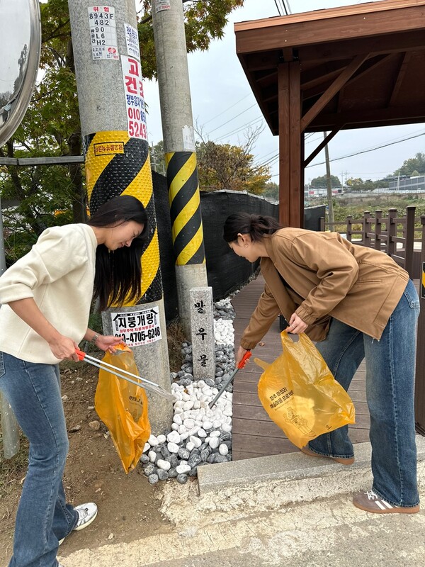 플로깅 모습. (왼쪽부터) 김아현, 조문주