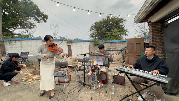  바이올린을 연주하는 조해인 대표