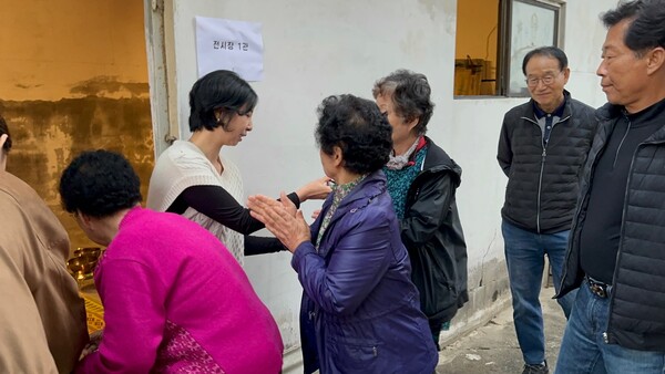  명상실로 안내하는 강헤영 명상 안내자