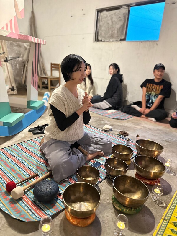 명상 요령을 설명하는 강혜영 명상안내자.