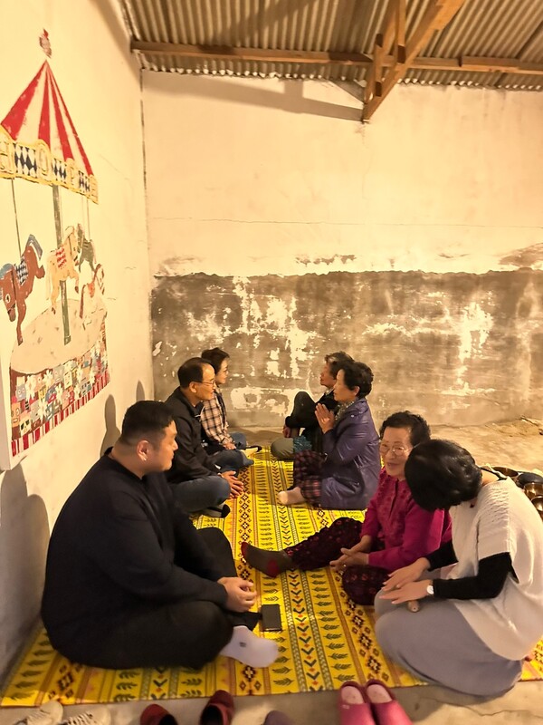 명상이후 대화하며 감정을 공유하는 현장