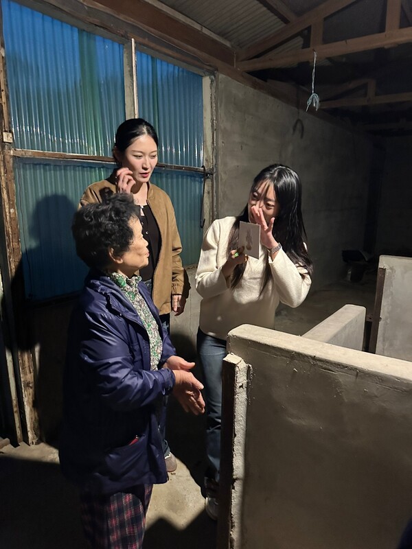 마음해우소 현장, (왼쪽부터) 마을주민, 조문주, 김아현