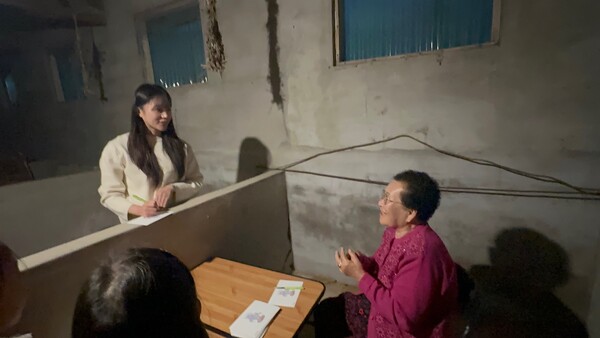 명상 이후 소통하며 편지쓰는 현장, (왼쪽부터) 김아현, 마을주민