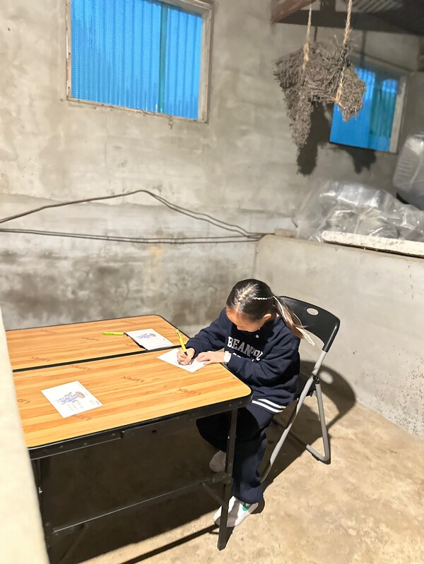 어린이가 명상이후 느낀 감정을 편지로 쓰고 있다.