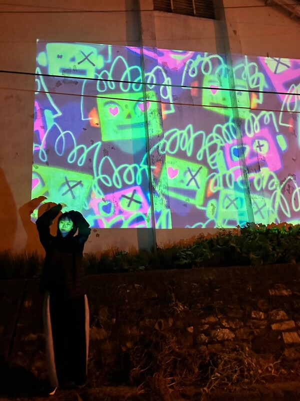 애니쿤 작가 작품 앞에선 모델 허내영