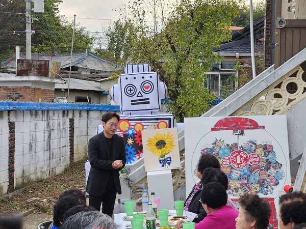 작품을 설명하는 심진우 작가