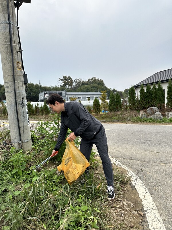 마정리 마을에서 플로깅 하는 심진우 박사