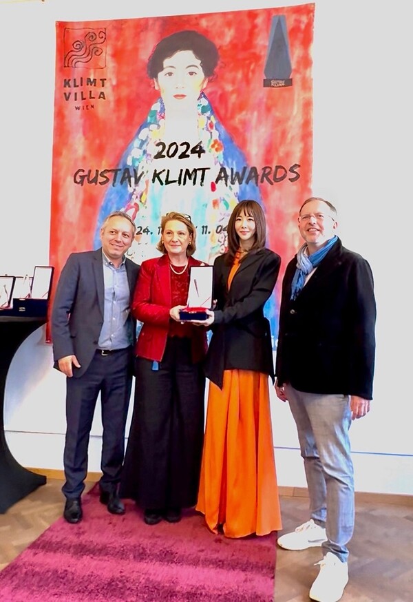 리원(왼쪽 세 번쨰) 작가가2024 ‘Gustav Klimt Award’ 시상식에서 대상을 받고 기념촬영을 하고 있다. (사진=리원 작가)