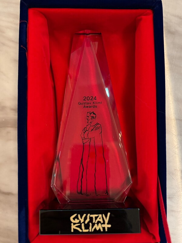 오스트리아  2024 ‘Gustav Klimt Award’ 수상작 및 크림트 생가의 상징적인 크림트 조형을 형상화한 상패