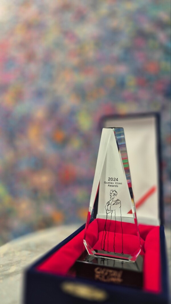 이찌고 세연 작가가 수상한 2024 Gustav Klimt Awards 트로피.
