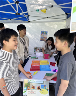 종이접기 체험(딱지치기, 종이비행기 날리기)인 ‘이겨봐요 감정의 늪’ 체험활동 모습 [사진=한국사회공헌협회 제공]