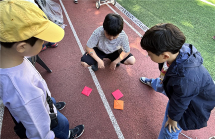 이겨봐요 감정의 늪’ 체험 후 딱지치기를 하는 모습 [사진=한국사회공헌협회 제공]
