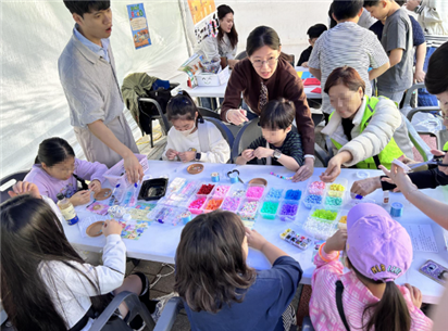 비즈팔찌만들기 체험인 ‘엮어봐요 감정팔찌’ 체험활동 모습 [사진=한국사회공헌협회 제공]