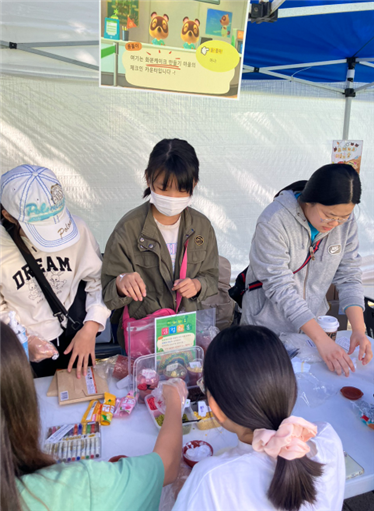 화분케이크만들기 체험인 ‘키워봐요 감정화분’ 체험활동 모습 [사진=한국사회공헌협회 제공]