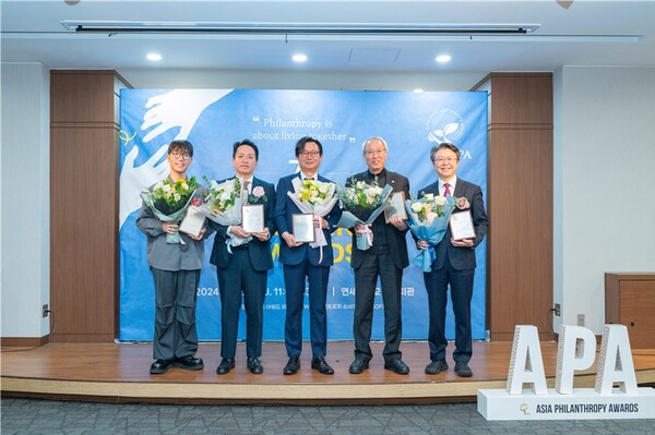 왼쪽부터 김자유 (준)누구나데이터 대표, 군인권센터, 김용국 아시아문화연구원장, 정형석 밀알복지재단 상임대표, 황덕영 새중앙교회 목사 (사진 =APA(아시아 필란트로피 어워드) 사무국 제공)