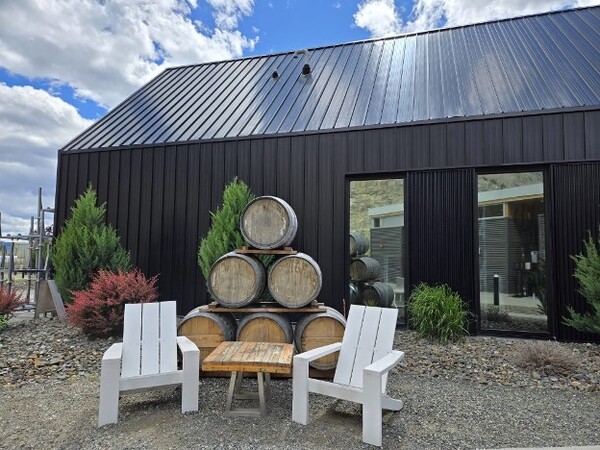 사진 제공 = 헬렌 시왁, 에이프리커스 셀러스. Photos by Helen Siwak and courtesy of Apricus Wine Cellars