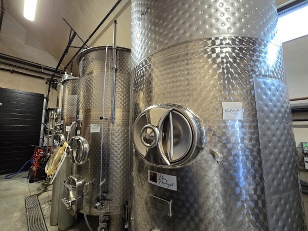 사진 제공 = 헬렌 시왁, 에이프리커스 셀러스. Photos by Helen Siwak and courtesy of Apricus Wine Cellars