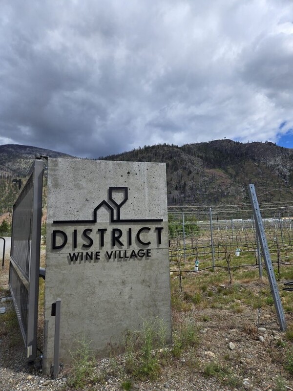 사진 제공 = 헬렌시왁, 디스트릭트 와인 빌리지. Photos by Helen Siwak and courtesy of District Wine Village.