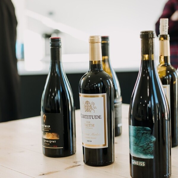 사진 제공 = 헬렌시왁, 디스트릭트 와인 빌리지. Photos by Helen Siwak and courtesy of District Wine Village.