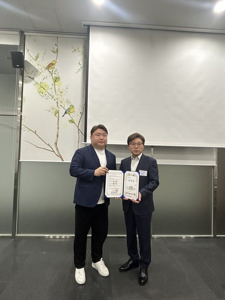 국도형 회장(왼쪽)과 최영은 고문 [사진=유회중 기자]