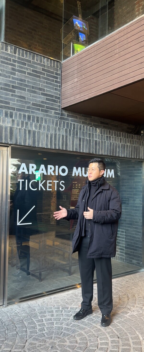 홍익대 문화예술경영대학원 HD Lab 사람들과 아라리오 갤러리에서 도슨트 중인 홍 대위 (사진제공= 홍진선 대위)