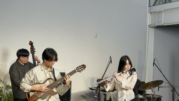 정규 1집 쇼케이스에서 연주하고 있는 그린 아워 (사진출처= 퍼블릭뉴스)