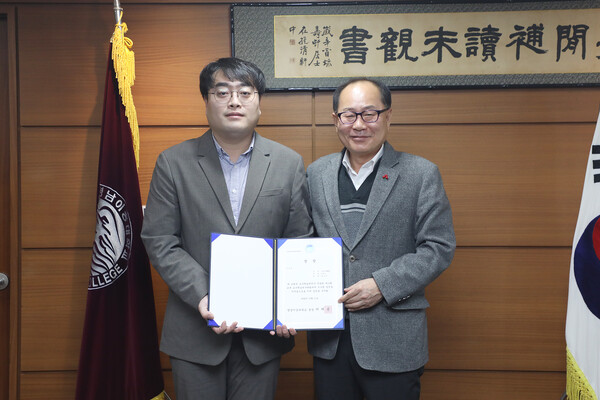 영남이공대학교(총장 이재용)는 16일 오전 10시 총장실에서 ‘제17회 교내 교수학습연구대회’ 시상식을 진행했다. [사진=영남이공대학교]