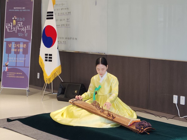 가야금 산조를 연주하고 있는 박지원 가야금 연주자(사진=허영훈 기자)