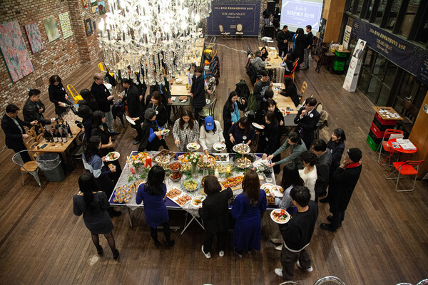 송년회와 함께하는 문아페 전시 전경 (자료제공= 홍대 문예경 홍진선)
