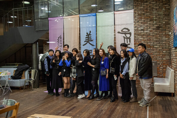 산내 이윤주 작가의 설치 작품 앞에서 단체사진 (자료제공= 홍대 문예경 홍진선)