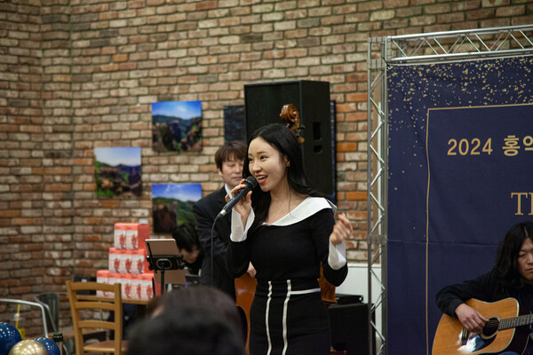 나겸밴드 공연에서 노래하는 최나겸. (자료제공= 홍대 문예경 홍진선)