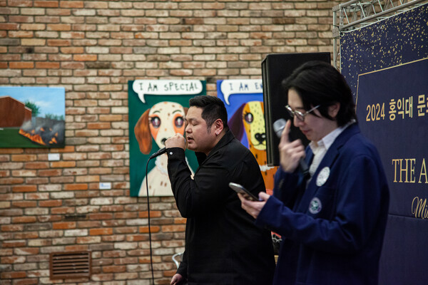 최샘터(왼쪽)와 김비 듀엣 공연.(자료제공= 홍대 문예경 홍진선)