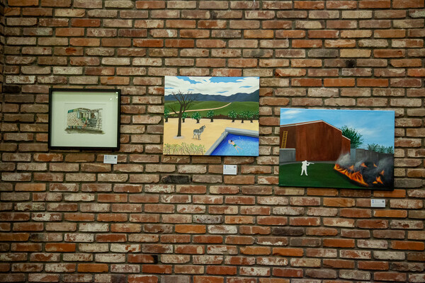 알베르에서 문아페 전시 전경. 엄은영 작가 작품(왼쪽), 김희은 작가 작품(가운데, 오른쪽) (자료제공= 홍대 문예경 홍진선)