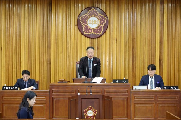 영광군의회 제285회 임시회 폐회사하는 김강헌 의장 모습.(사진=영광군의회)