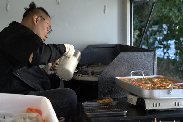 붕어빵을 만들고 있는 일하는 용형 [사진=한국사회공헌협회 제공]