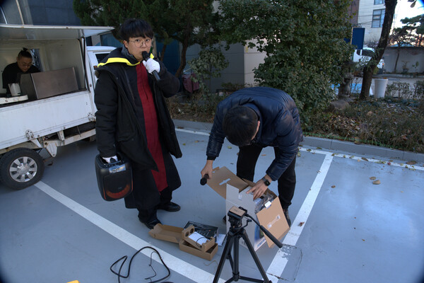 (좌)현장 진행 중인 이승빈 [사진=한국사회공헌협회 제공]