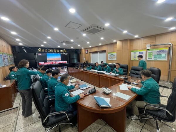 장세일 영광군수가 무안공항 여객기 추락사고 직후 대응 재난안전대책본부 회의를 주재하고 있다. (사진=영광군)