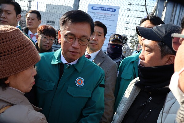 최상목 대통령 권한대행이 사고 현장 도착 직후 유가족들을 만나 대화를 나누고 있다.(사진=차윤기 기자)