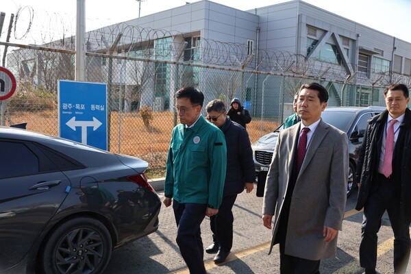 유가족들과 대화를 마치고 사고 현장으로 이동하는 최상목 대통령 권한대행.(사진=차윤기 기자)