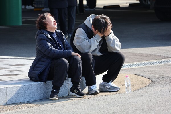 사랑하는 딸 가족의 비보에 오열 하는 어머니의 눈물.(사진=차윤기 기자)