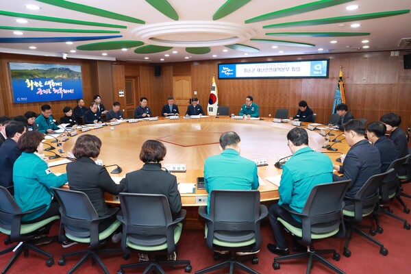 화순군은 12월 29일 오전 9시 무안공항에서 발생한 참사로 인한 대규모 인명피해 발생에 따라 신속한 피해 수습과 희생자 지원을 위해 사고 당일 재난안전대책본부를 구성했다.(사진=화순군)