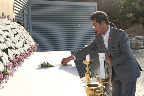 합동 분향소를 찾은 정인화 광양시장. (사진=광양시)