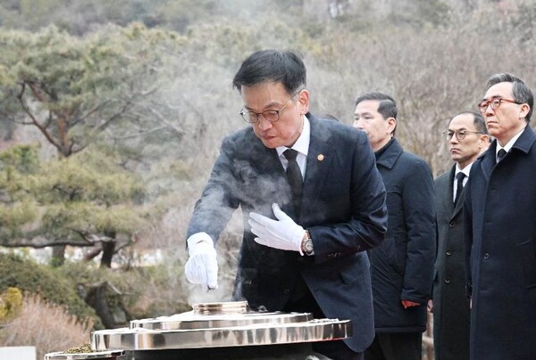 최상목 대통령 권한대행 부총리 겸 기획재정부 장관이 1월 1일 서울 동작구 국립서울현중원 현충탑에서 국무위원들과 함께 국립묘지 참배를 하고 있다. (사진=기재부)