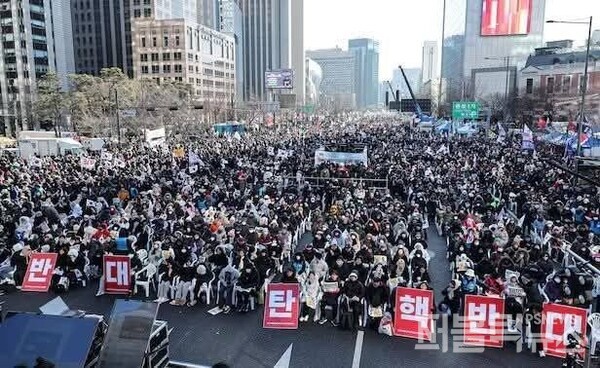 시민들이 광화문에서 윤석열 대통령 탄핵 반대를 외치고 있다. [사진=SNS]