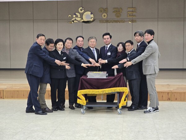 케익 컷팅식에 참여 하고 있는 내빈들의 모습. (사진=차윤기 기자)