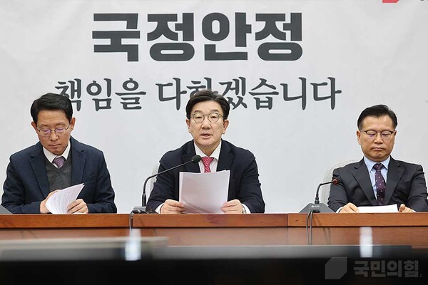 권성동(가운데) 원내대표 1월 10일 오전 서울 국회의사당 회의실에서 열린 원내대책회의에서 모두발언을 하고 있다. (사진=국민의힘)