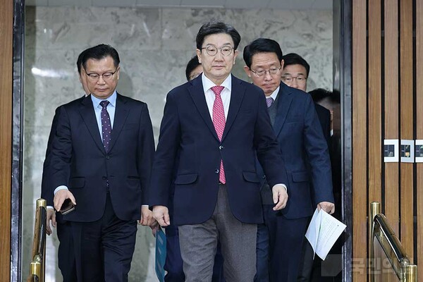 권성동 원내대표가 1월 10일 오전 서울 국회의사당 회의실에 입장하고 있다. (사진=국민의힘)