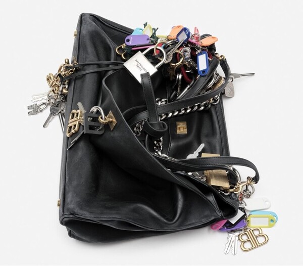 사진 = 발렌시아가 밴쿠버 제공. Courtesy of Balenciaga Vancouver, Helen Siwak.