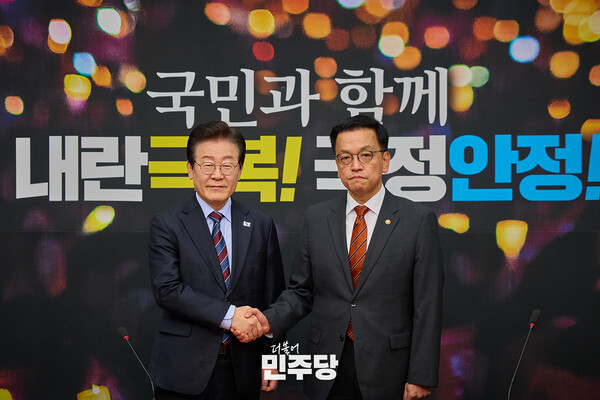 이재명 더불어민주당 대표가 13일 국회 본청 당대표회의실에서 최상목 대통령 권한대행 부총리 겸 기획재정부 장관과 악수하고 있다. (사진=더불어민주당)